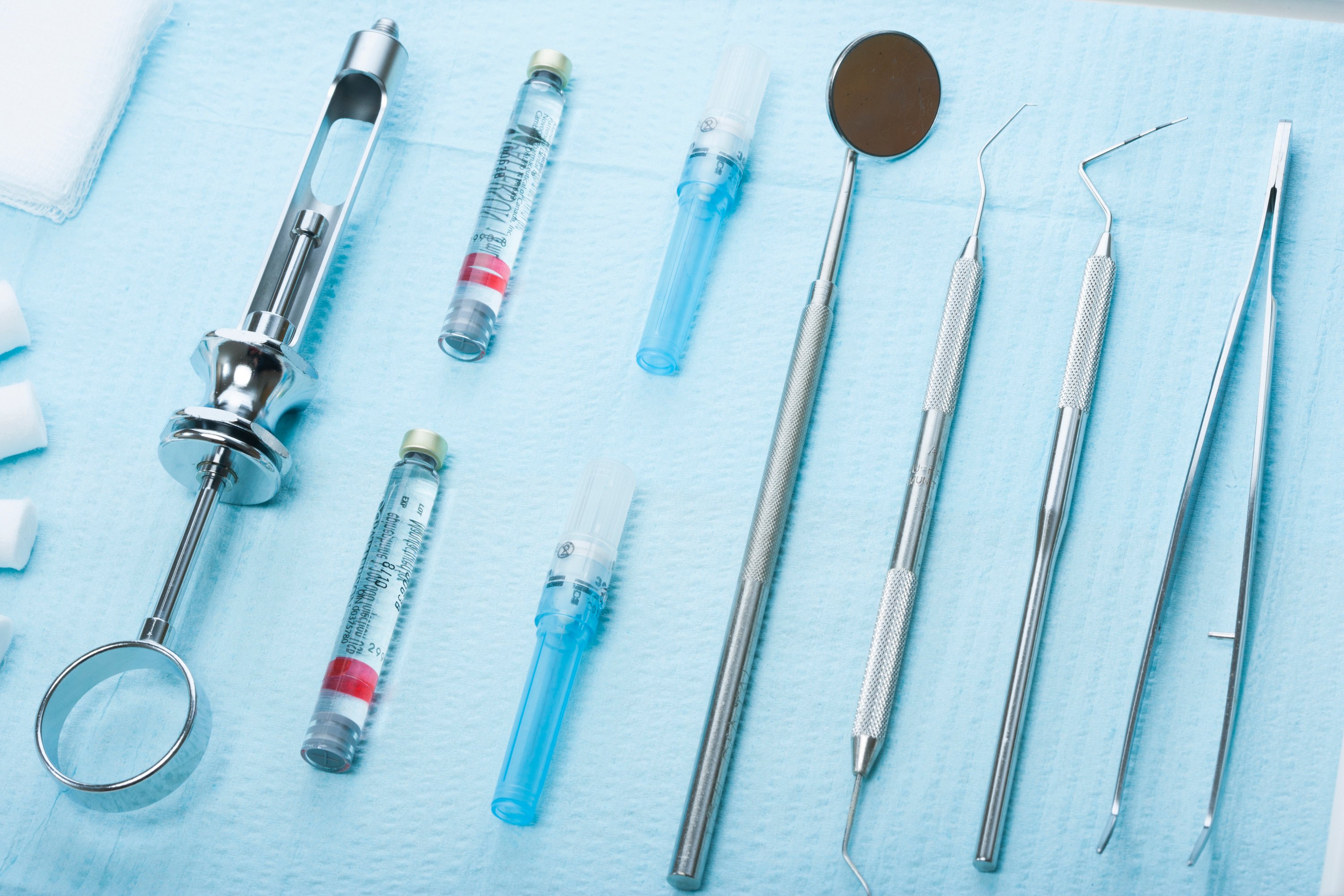 dental-tools-in-medical-office_HKfxaslRHs